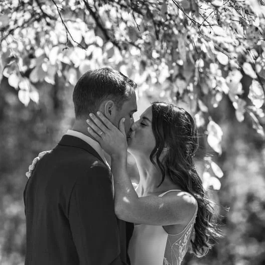 📸💍 Capturing the Magic: Hiring a Professional Photographer vs. Amateur Enthusiast 💑🌟