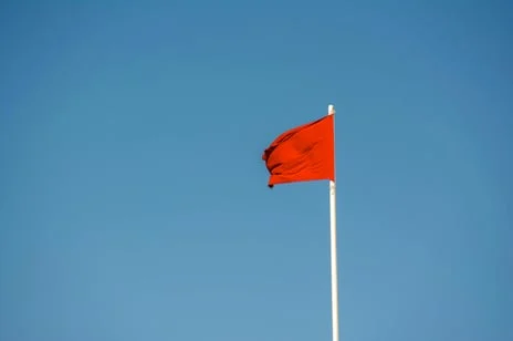 9 Wedding Photographer Red Flags to Watch Out For